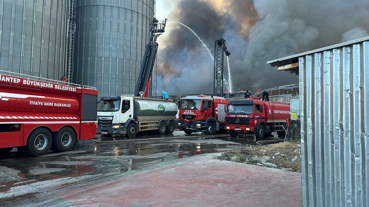 Gaziantep halı fabrikasında çıkan yangın söndürüldü, müdahale sürüyor