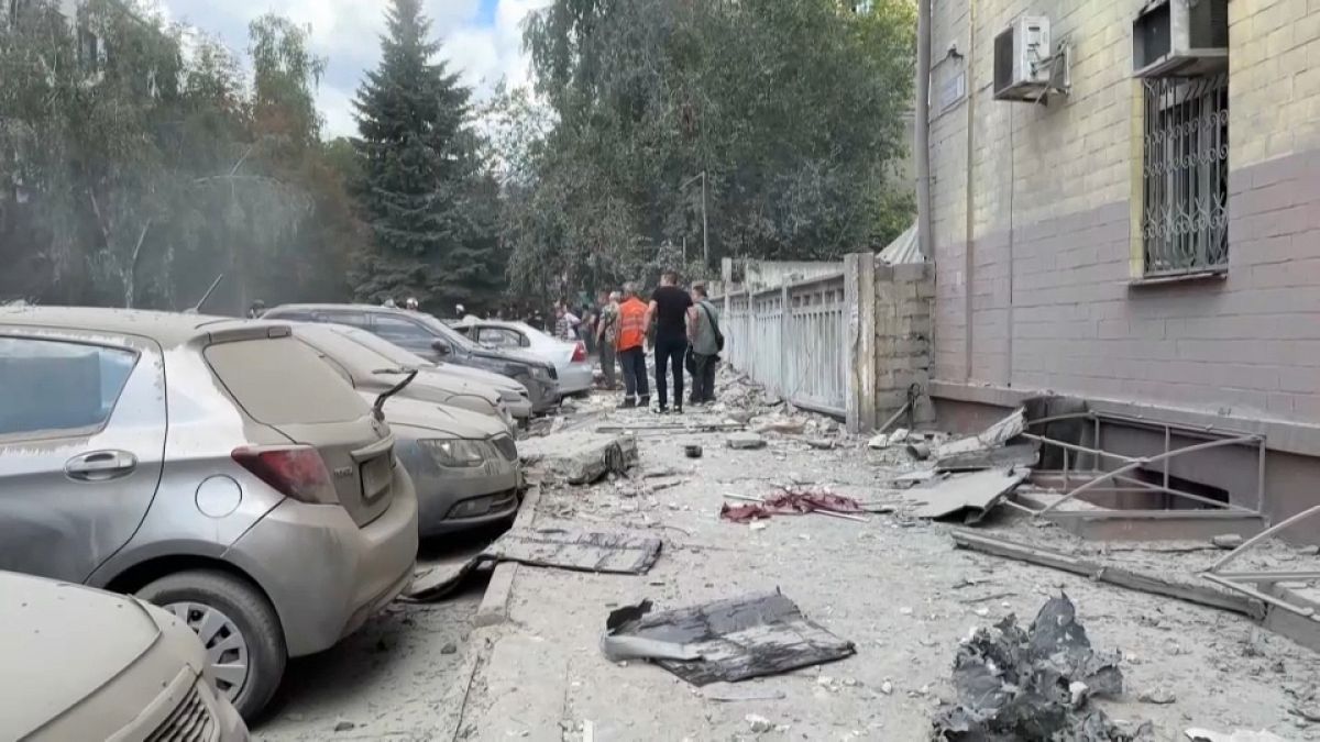 Rusya'nın Ukrayna'nın Kharkiv kentindeki bir polikliniğe füze saldırısı: En az sekiz yaralı