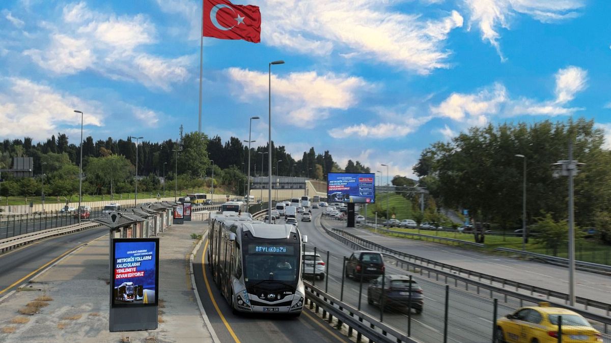 Küçükçekmece'de metrobüs kazası: 1 ölü, 45 yaralı