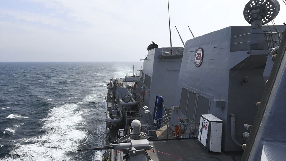 Çin Ordusu: Amerikan savaş gemisini Güney Çin Denizi'nden çıkardık