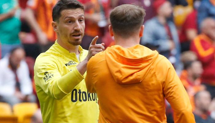 Galatasaray-Fenerbahçe derbisi öncesi kavga çıktı!  Mert Hakan Yandaş ile Kerem Aktürkoğlu arasında gerginlik yaşandı, polis sahaya girdi...