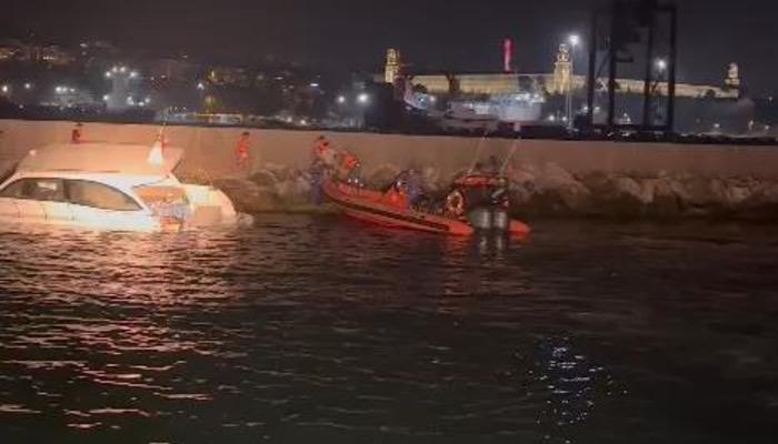 Kadıköy Haydarpaşa'da korku dolu anlar!  Batan teknedeki 10 kişi kurtarıldı