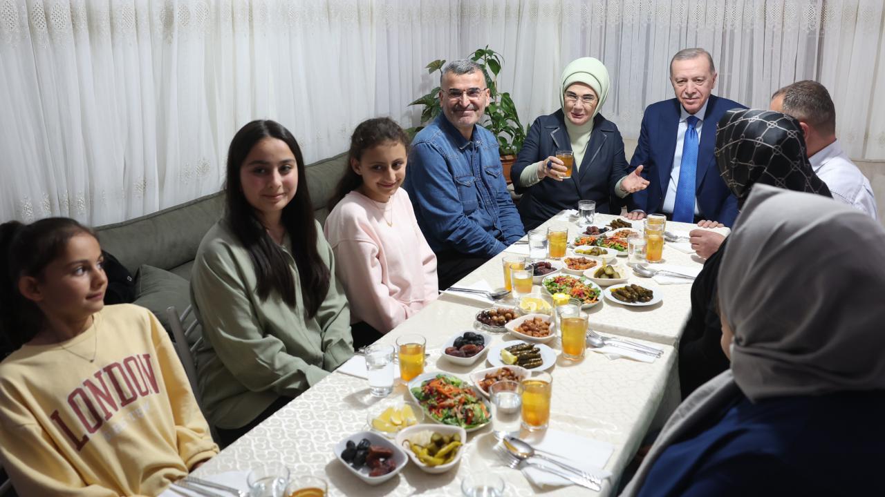 Cumhurbaşkanı Erdoğan, iftarda Taş ailesine konuk oldu