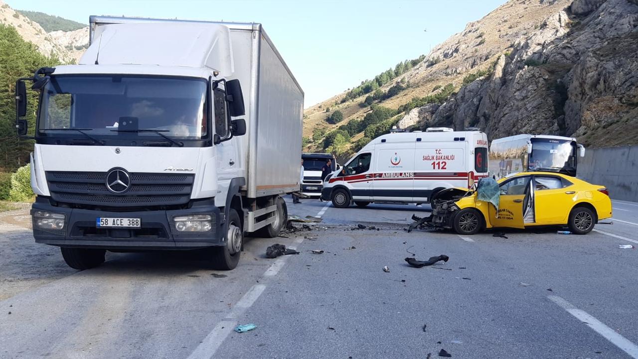 Erzincan'da otomobil park halindeki TIR'a çarptı: 2 ölü, 2 yaralı