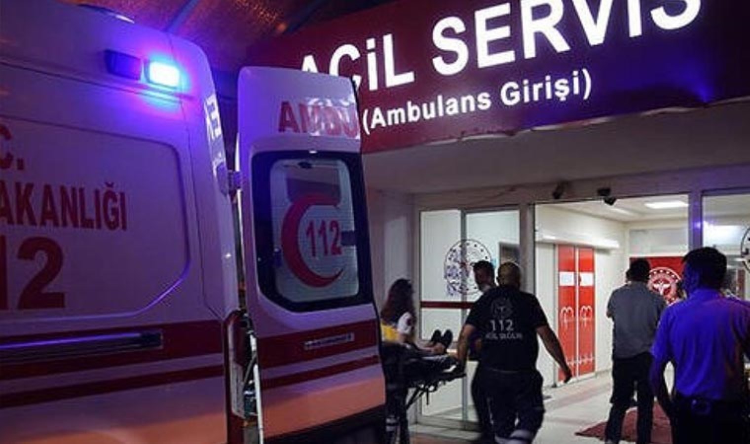 Keşan'da hafif ticari araç ile otomobil çarpıştı: 3 yaralı - Son Dakika Türkiye Haberleri