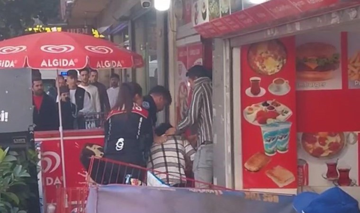 Bağcılar'da polis ekiplerine aldırış etmediler: Bağcılar'da bıçaklı ve "sigaralı" kavga - Son Dakika Türkiye Haberleri