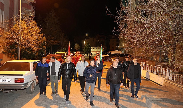 Nevşehir Belediye Başkanı Rasim Arı, mehter gecesi marşlarıyla vatandaşları sahura getiren mehter takımıyla vatandaşları selamladı - GÜNDEM