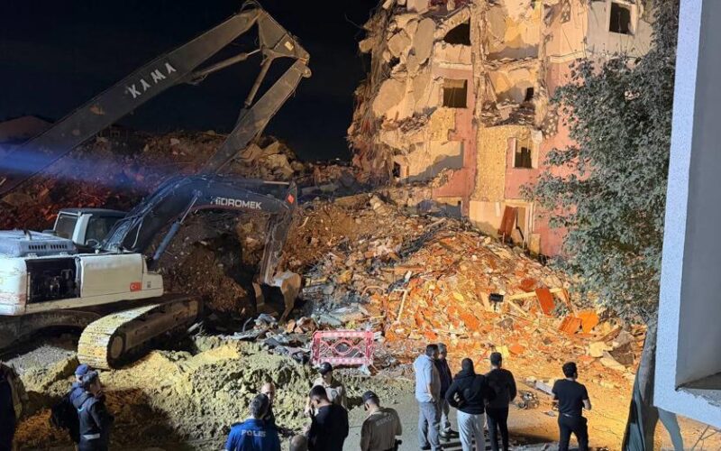 Küçükçekmece'de yıkım sırasında bina çöktü: 3 kişi yaralandı