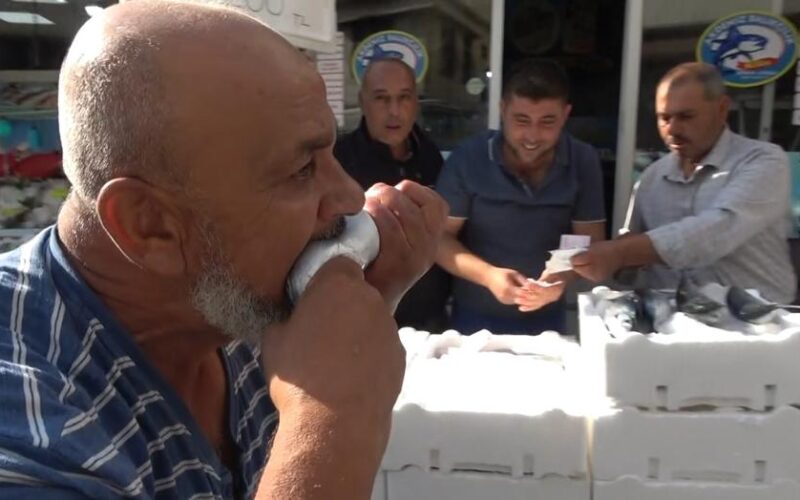Fiyatı 100 liraya düştü. Sevinçten çiğ çiğ yedi